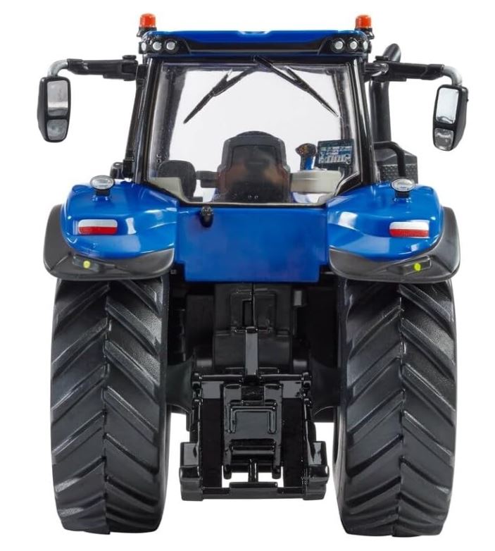 Britains 43339 New Holland T8.435 Genesis Tractor 1.32 Scale 3