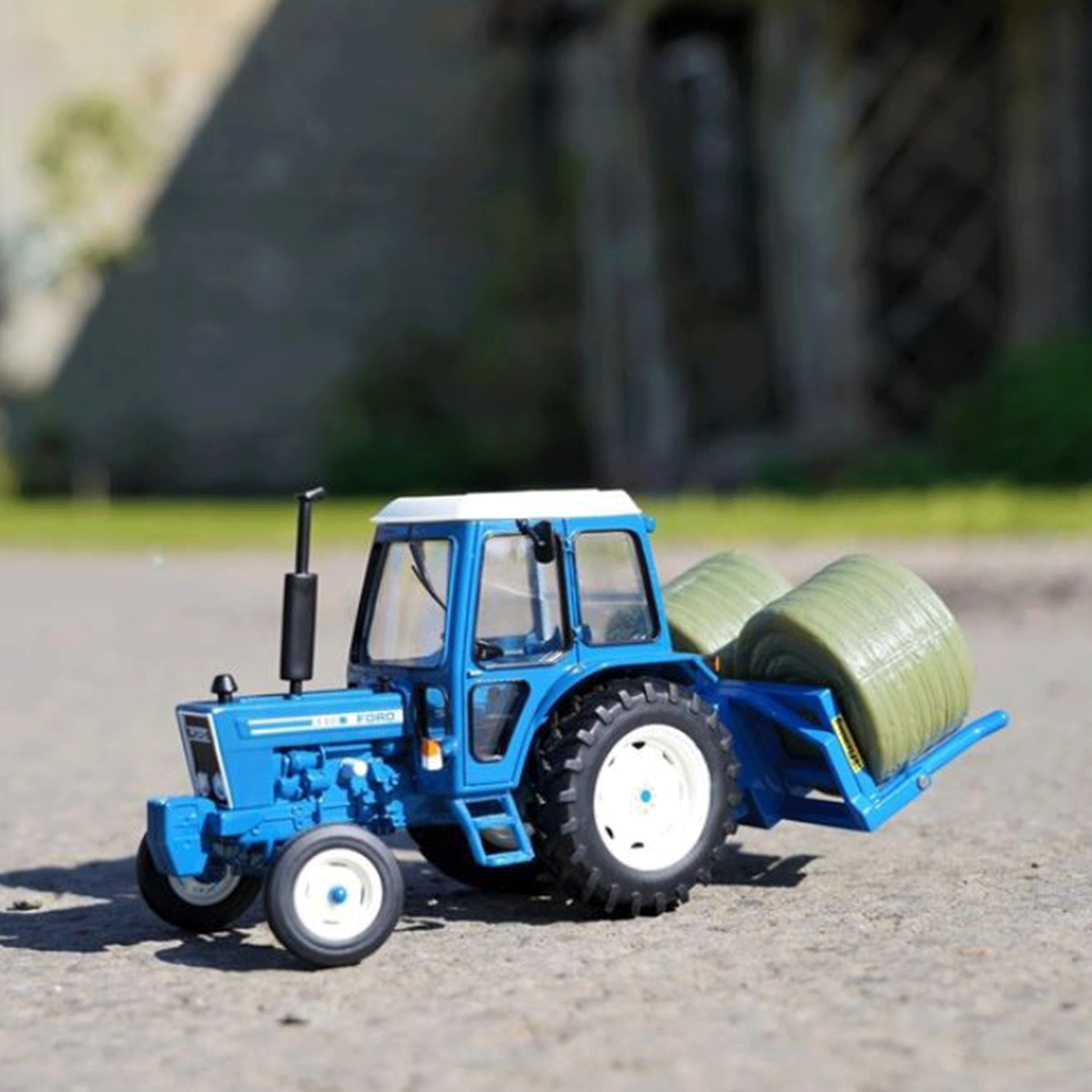 Britains Fleming Double Bale Lifter 1:32 Scale