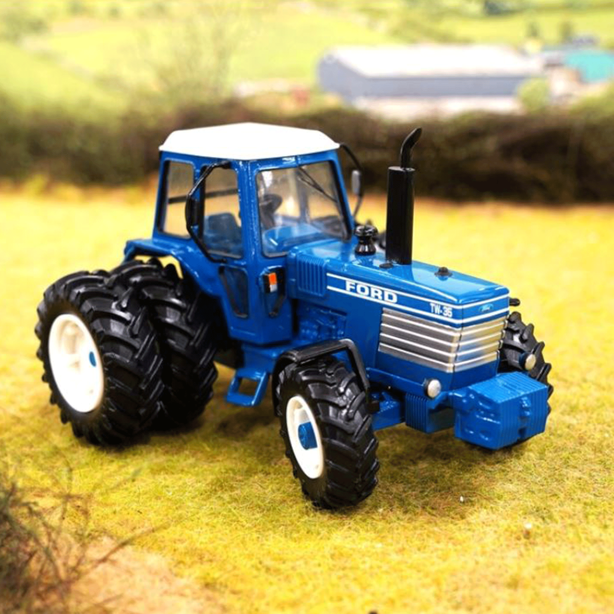 Britains Ford TW35 Tractor with Dual Rear Wheels 1:32 Scale