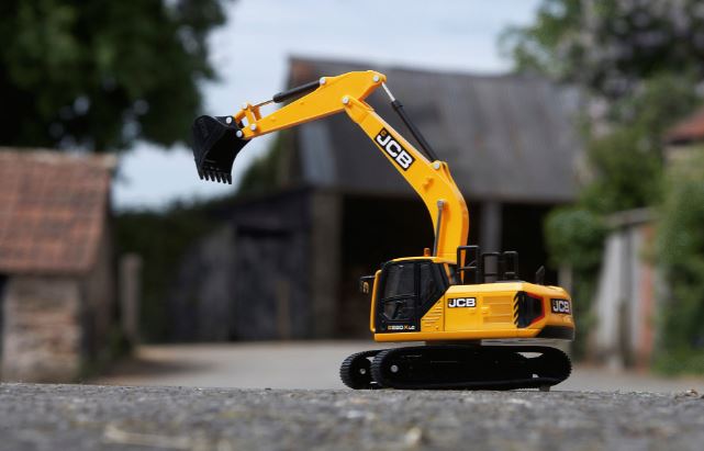Britains JCB 220X Excavator 1.32 Scale 3