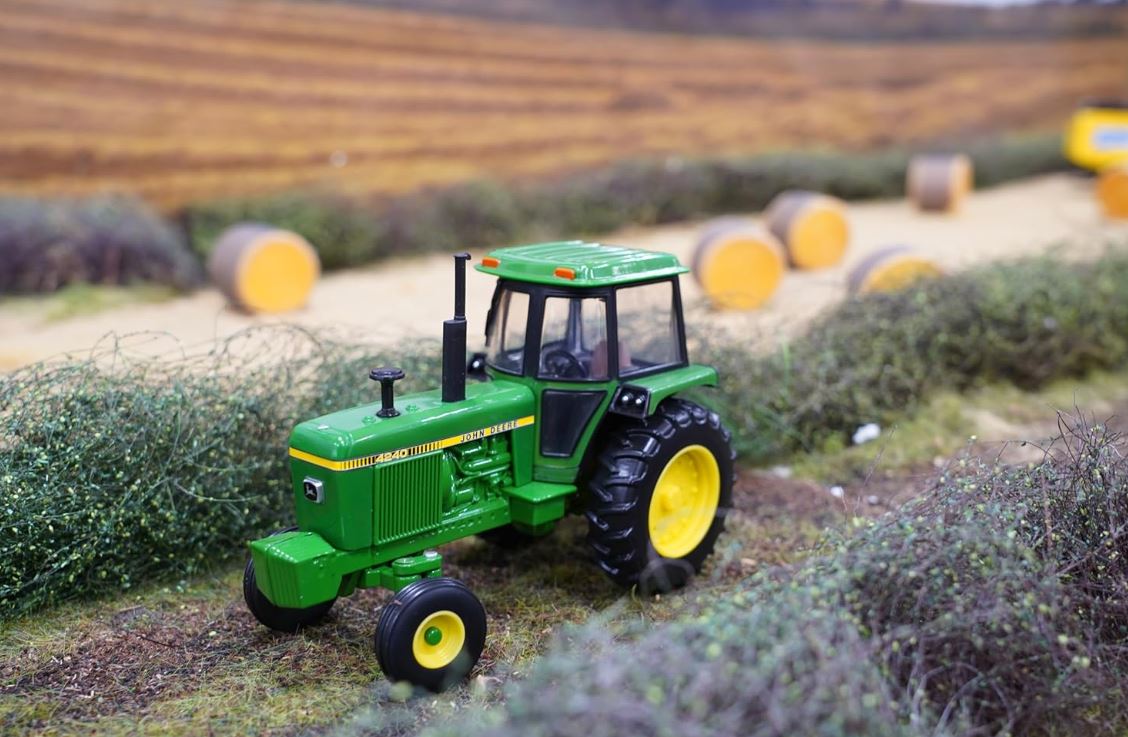 Britains John Deere 4240 Farm Tractor 1.32 Scale 5
