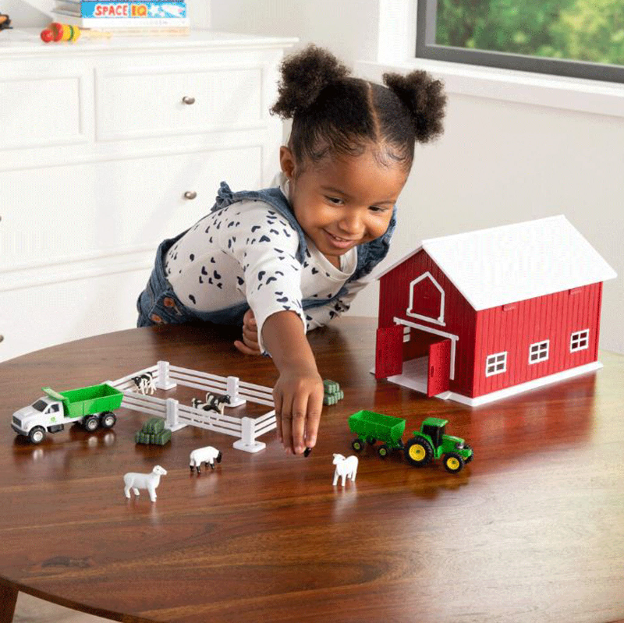 Britains John Deere Barn Playset 24pcs 1:64 Scale