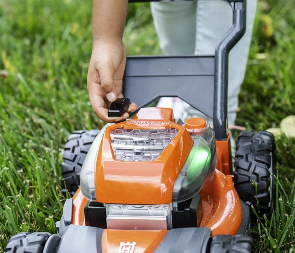 Husqvarna toy lawnmower 3