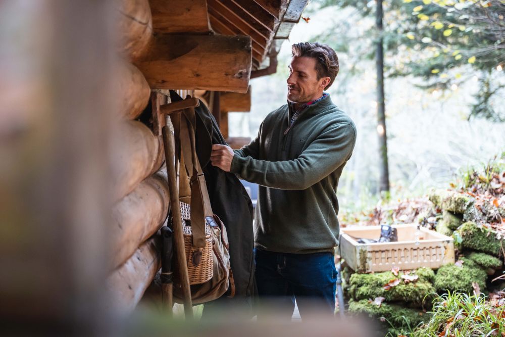 Lothian II Pullover_Hanging Caledonia Waxed Jacket 5_3781