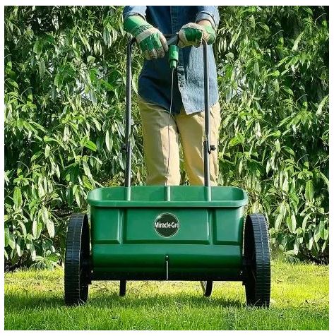 Miracle-Gro Drop Spreader 18 inch 3
