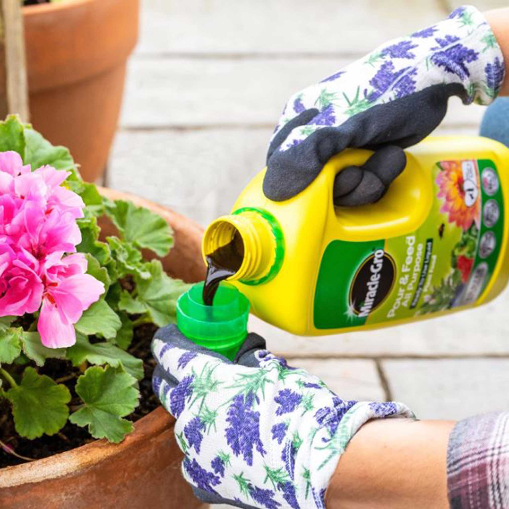 Miracle-Gro-Pour-&-Feed-Liquid-Plant-Food-1-Litre-3