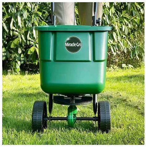 Miracle-Gro Rotary Spreader 3