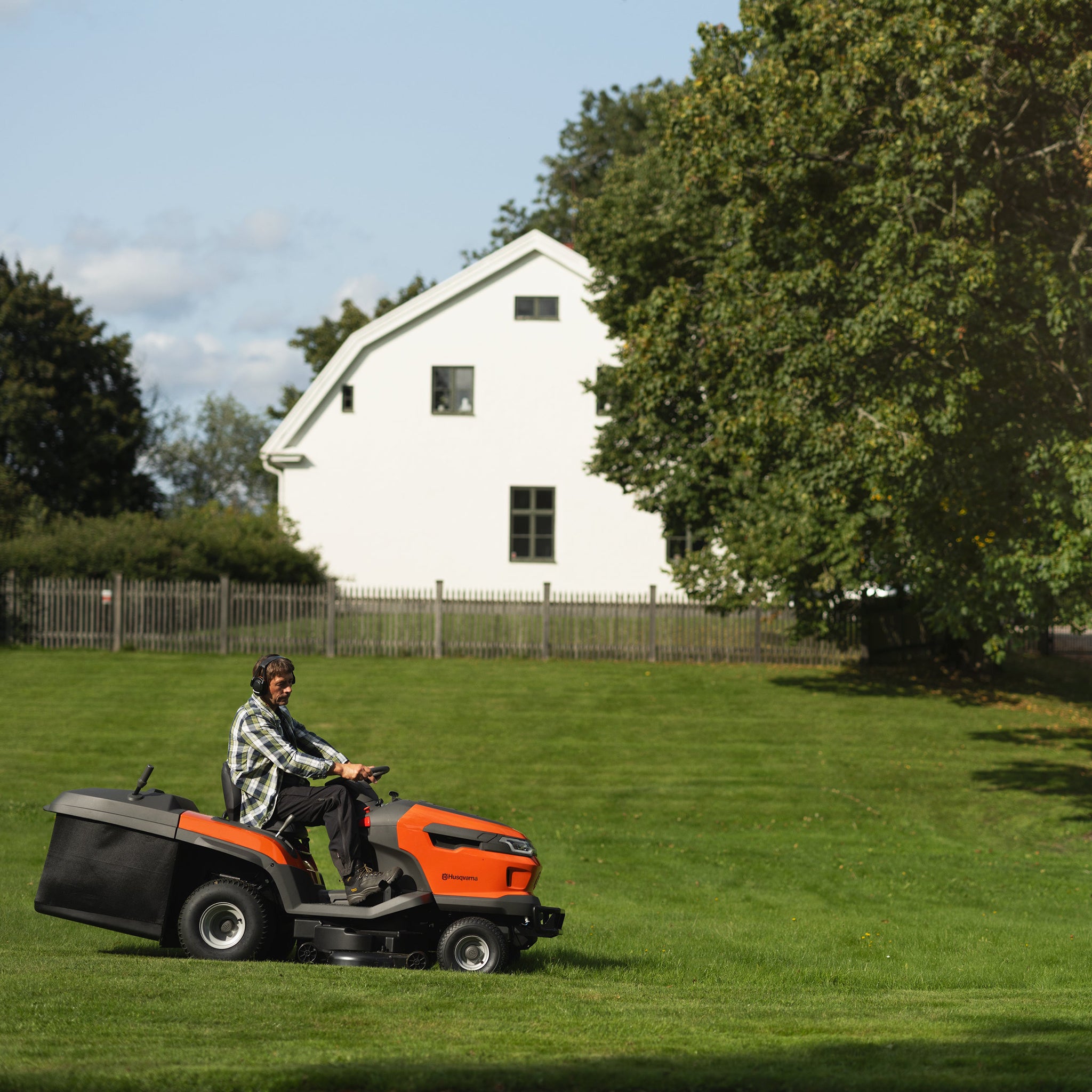 Husqvarna TC 220T Garden Tractor