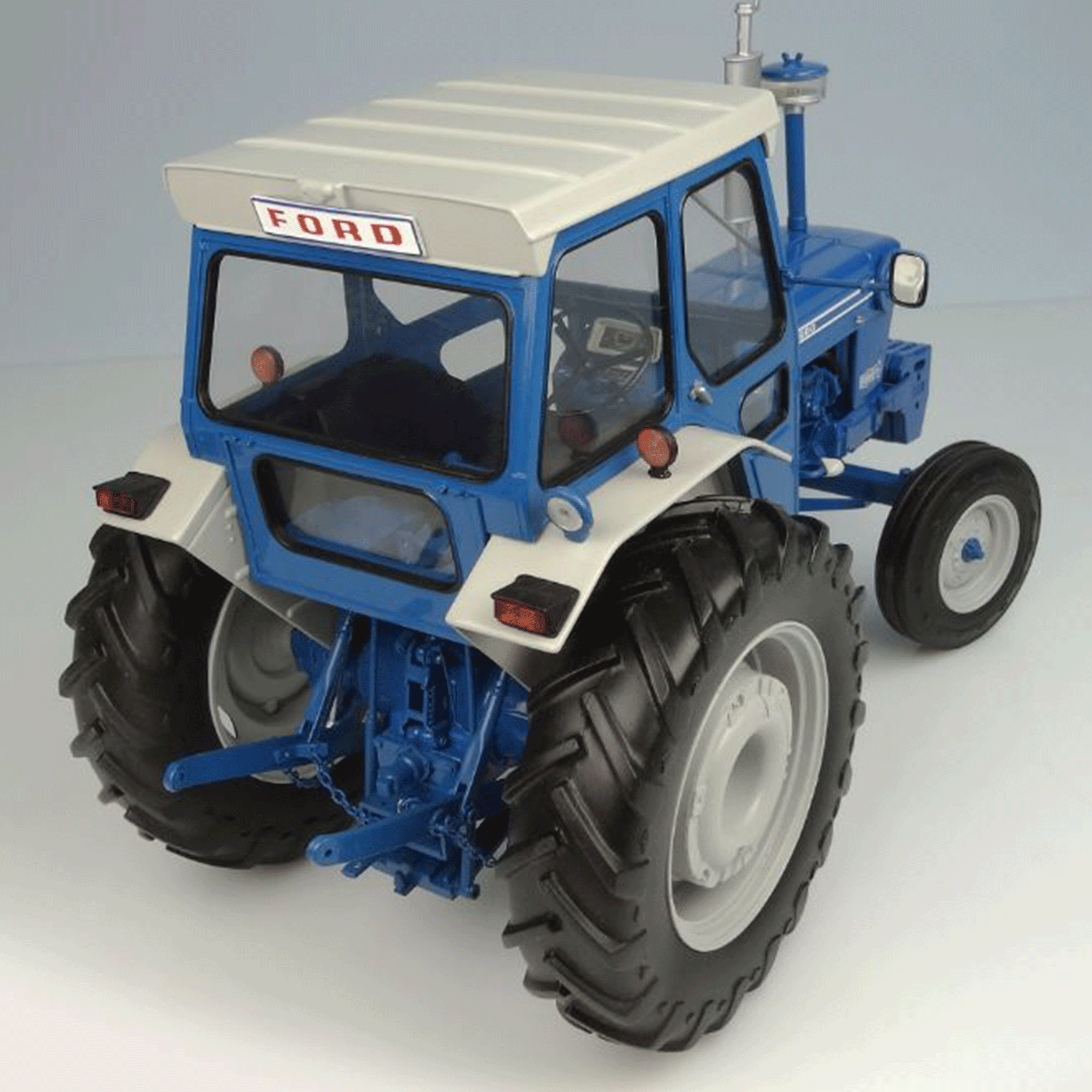 Universal Hobbies Ford 7600 Tractor 1975 Limited Edition 1:16 Scale
