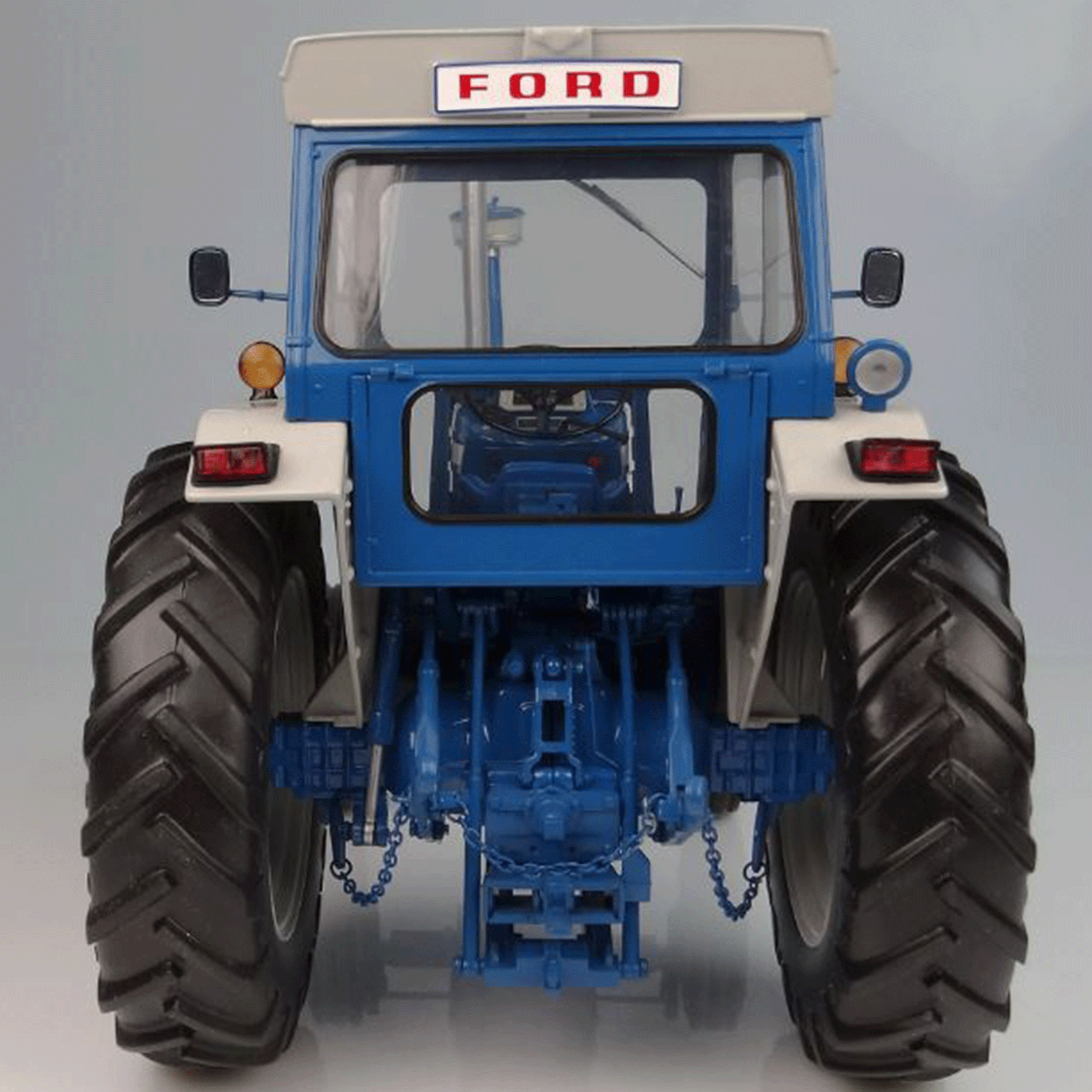 Universal Hobbies Ford 7600 Tractor 1975 Limited Edition 1:16 Scale