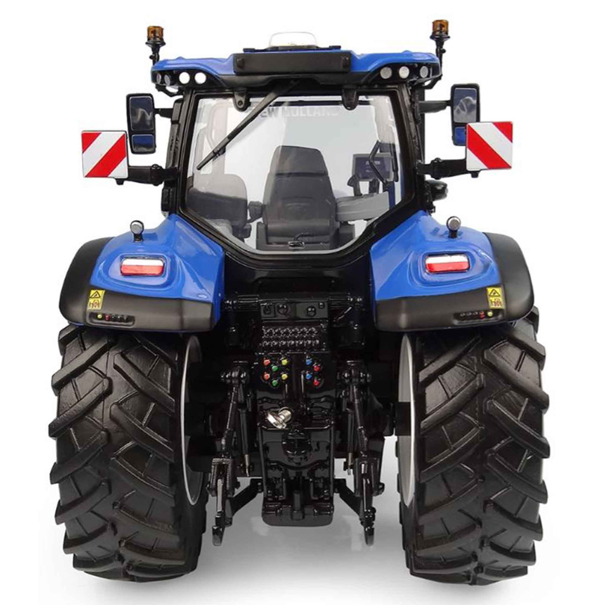 Universal Hobbies New Holland T7.300 Auto Command Tractor 1:32 Scale
