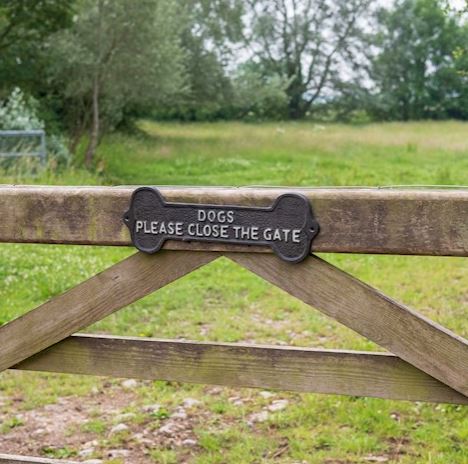 Ascalon Cast Iron 'Dogs Please Close The Gate' Plaque 2