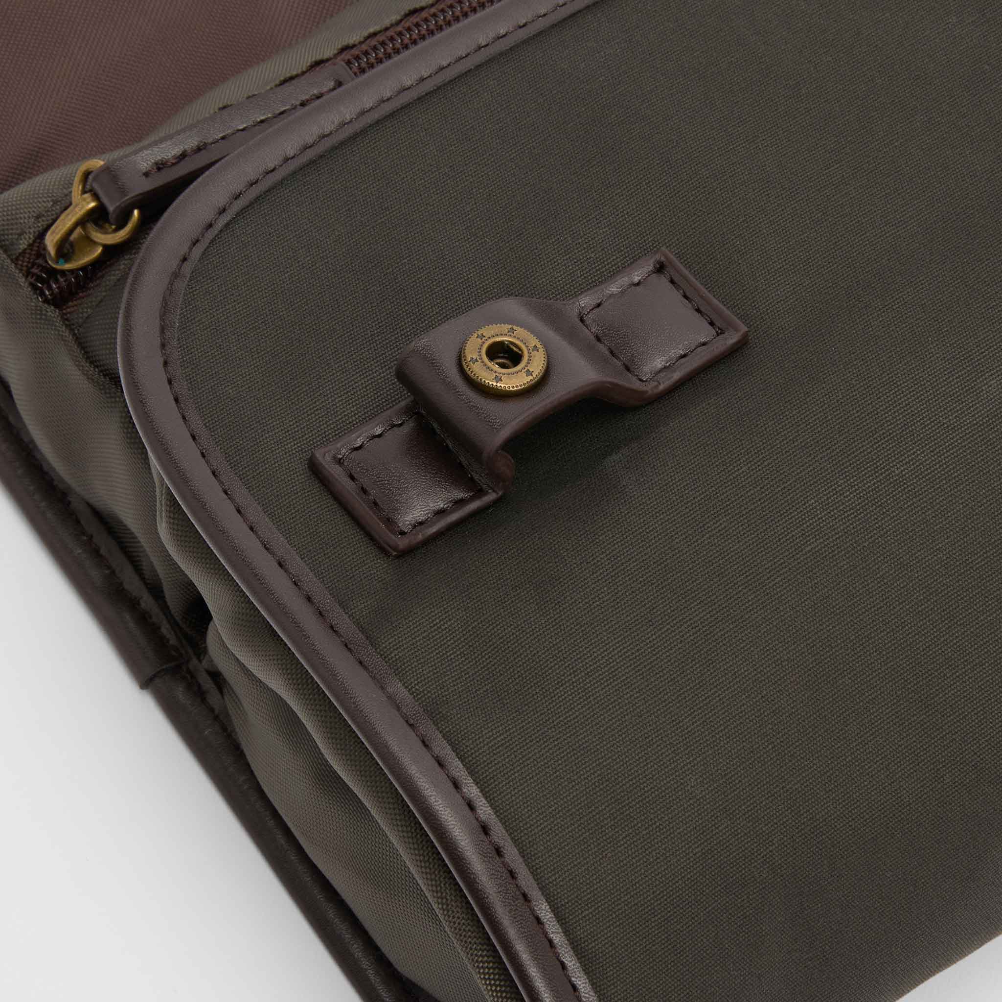 Barbour Waxed Hanging Washbag – Olive/Beacon