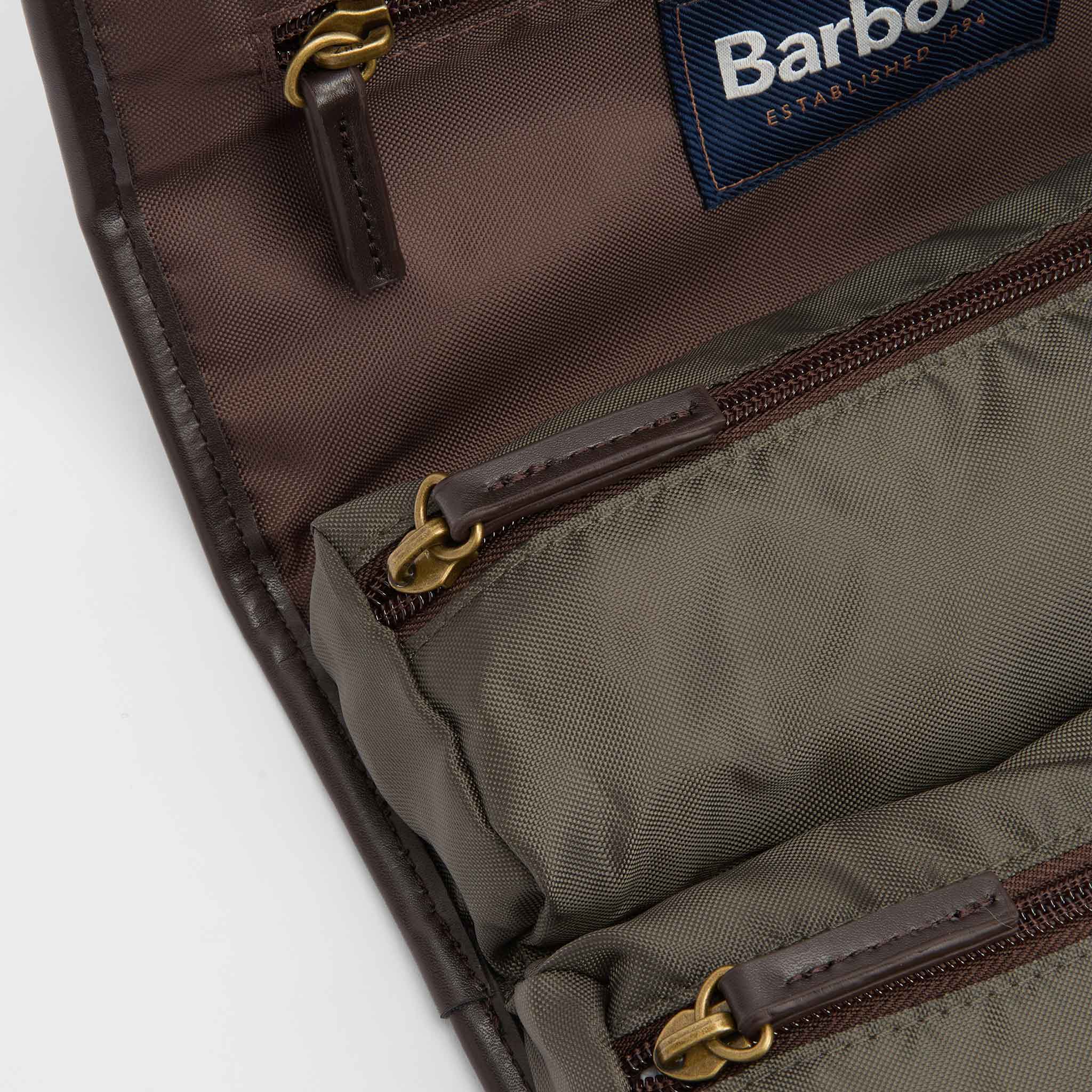 Barbour Waxed Hanging Washbag – Olive/Beacon