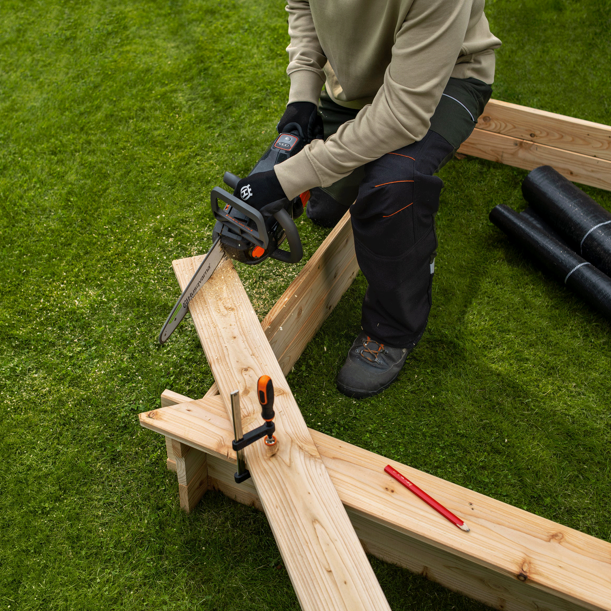 Husqvarna Aspire C15X-P4A Battery Chainsaw With Battery and Charger