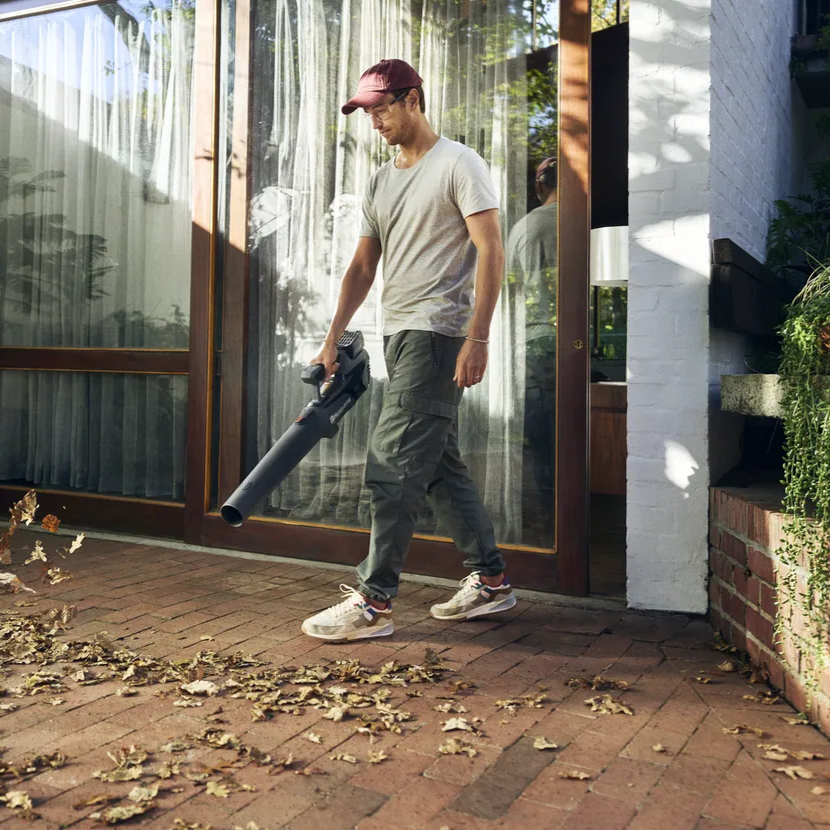 Husqvarna ASPIRE B8X-P4A Battery Leaf Blower KIT