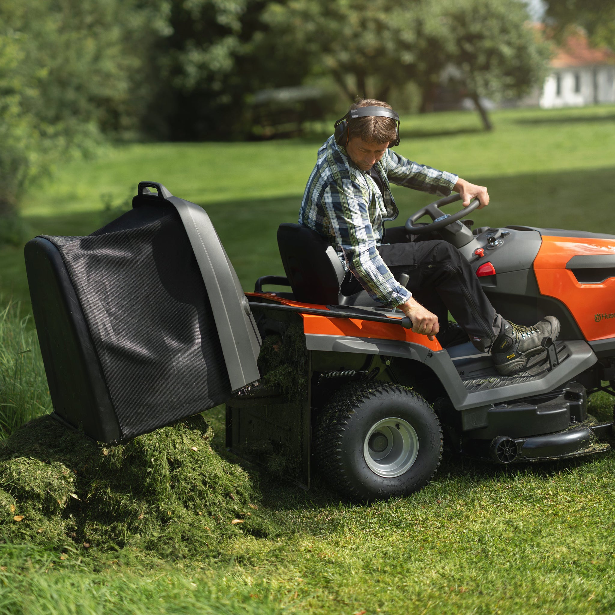 Husqvarna TC 220T Garden Tractor