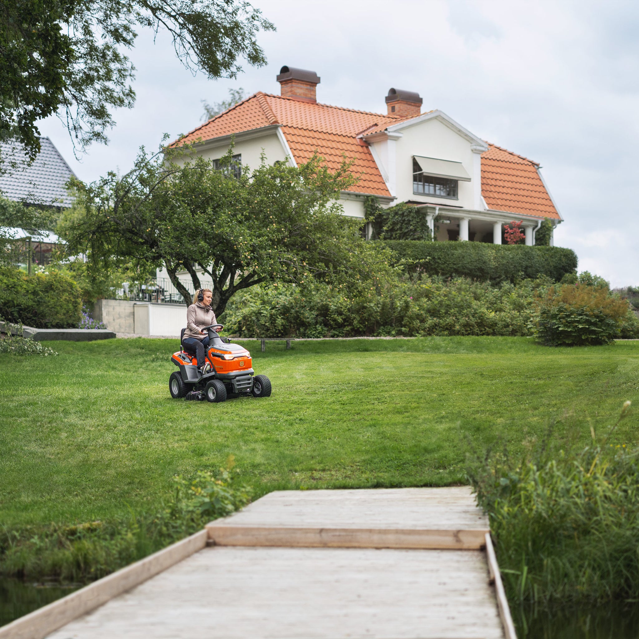 Husqvarna TS 112 Garden Tractor