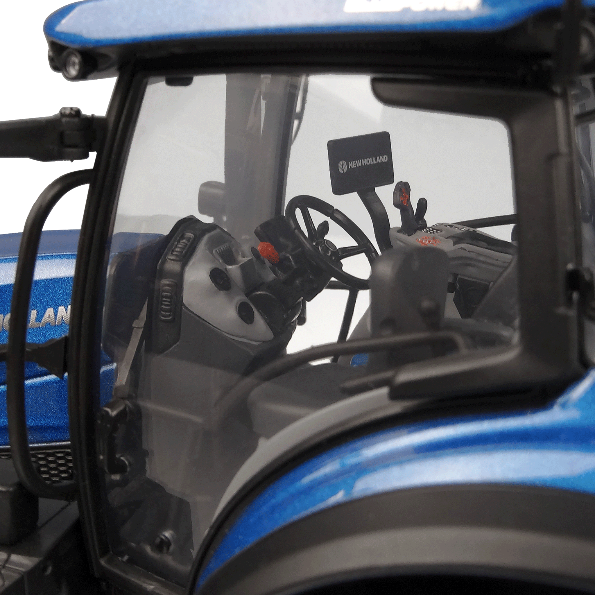 Universal Hobbies New Holland T7.225 Blue Power Tractor 1:32 Scale